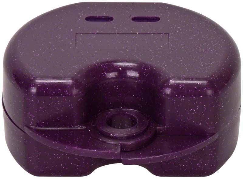 Zahnspangenbox in metallic glitzerndem Violett aus robustem Kunststoff.