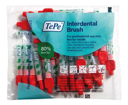 TePe Interdentalbürsten in roter Farbvariante in Kunststoffverpackung mit Produktinformationen.