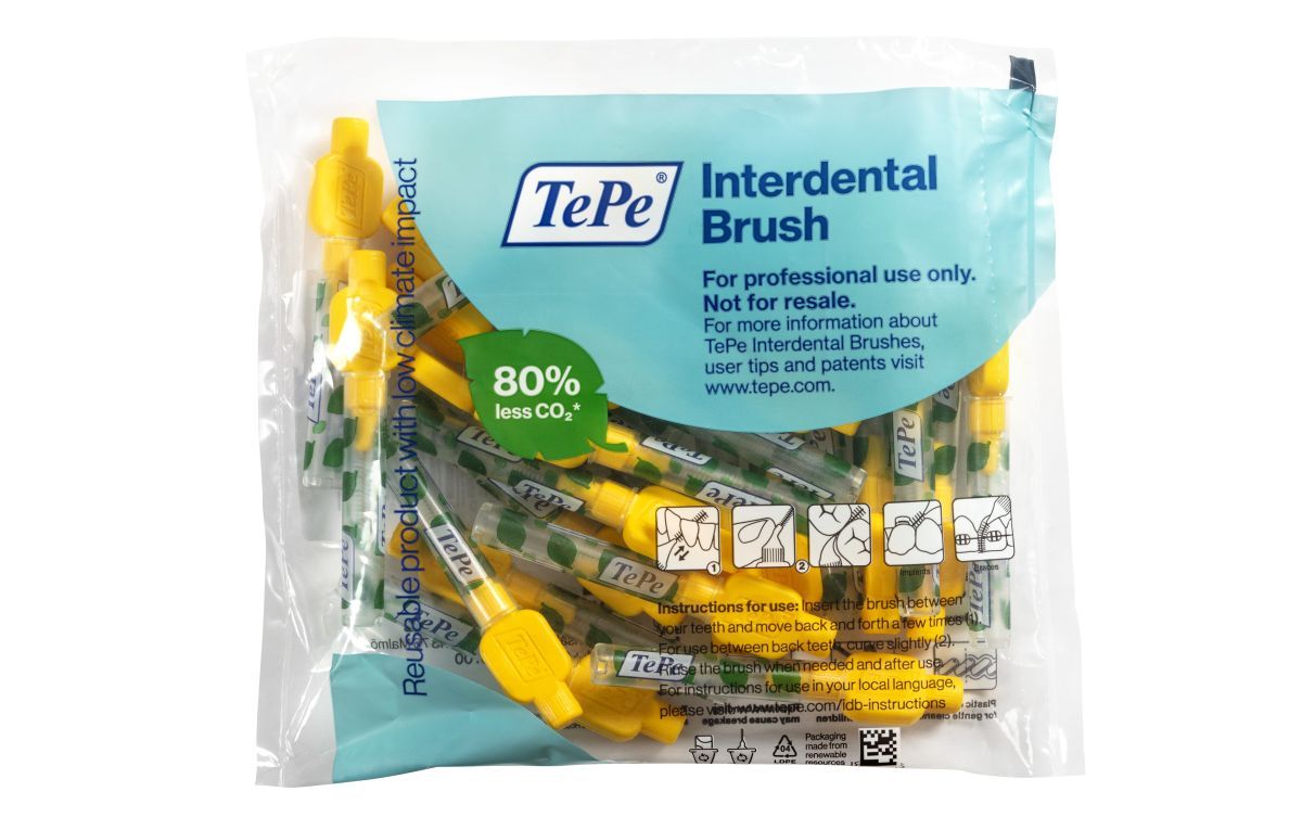 Kunststoffverpackung mit roten TePe Interdentalbürsten und Produktinformationen.