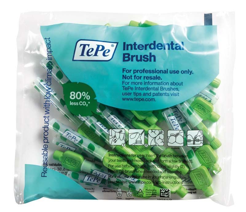 Kunststoffverpackung mit grünen TePe Interdentalbürsten und Produktinformationen.