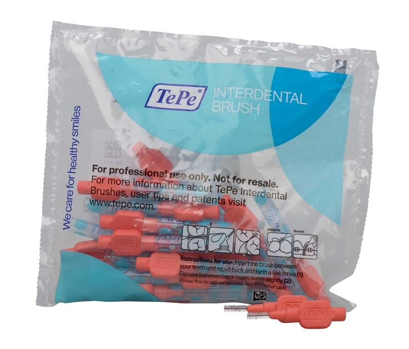 TePe Interdentalbürsten Extra Soft in hellroter Farbe in geöffneter Verpackung.