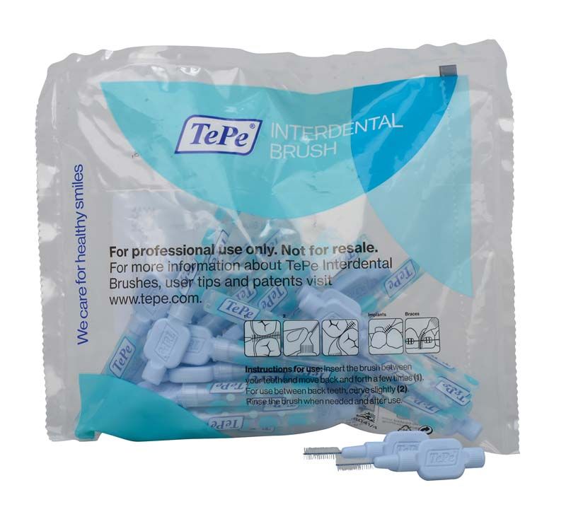 Hellblaue TePe Interdentalbürsten Extra Soft in geöffneter Verpackung.