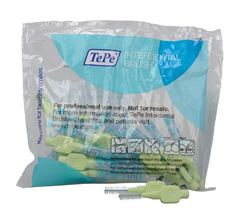 Hellgrüne TePe Interdentalbürsten Extra Soft in geöffneter Verpackung.
