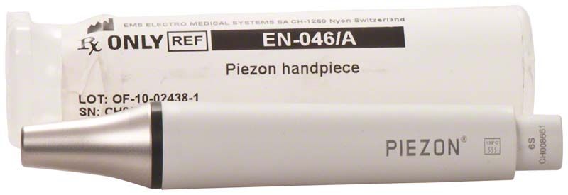 PIEZON Handstück für dentale Anwendungen mit Verpackung im Hintergrund.