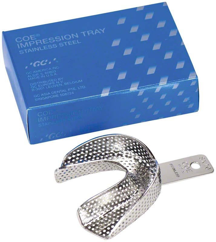 Perforierter COE® Stahl-Löffel, extra groß, vor blauer Verpackung.