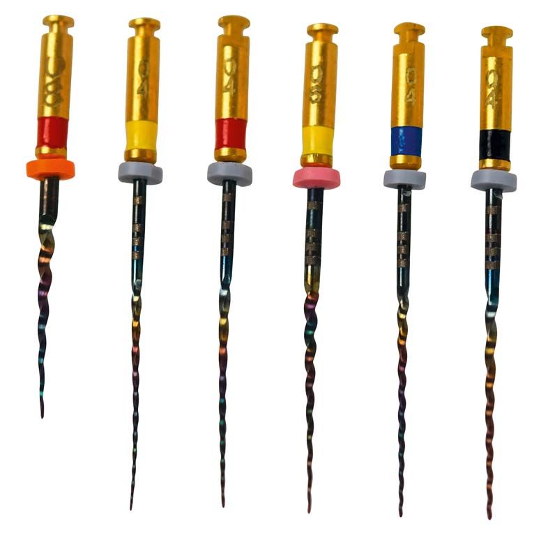 HyFlex™ CM NiTi-Feilen 25mm mit farbigen Griffen in Nahaufnahme.