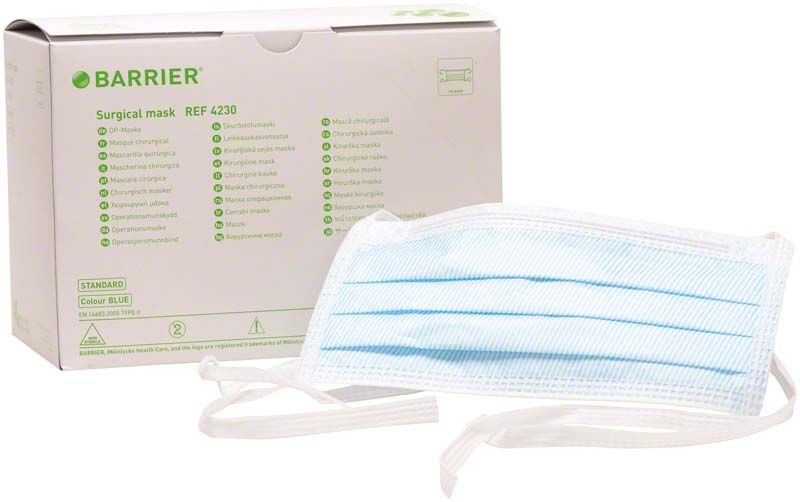 Blaue OP-Maske mit Ohrschlaufen und Verpackung im Hintergrund.