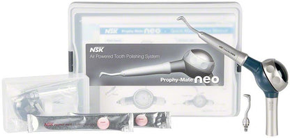 Prophy-Mate neo Pulverstrahlgerät mit Zubehör vor weißem Hintergrund.