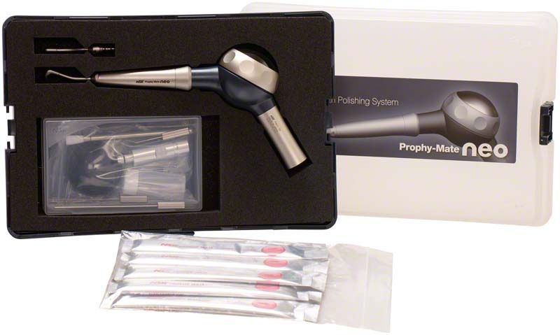 Prophy-Mate neo Sirona Pulverstrahlgerät im offenen Transportkoffer mit Zubehör.