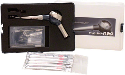 Prophy-Mate neo Sirona Pulverstrahlgerät im offenen Transportkoffer mit Zubehör.