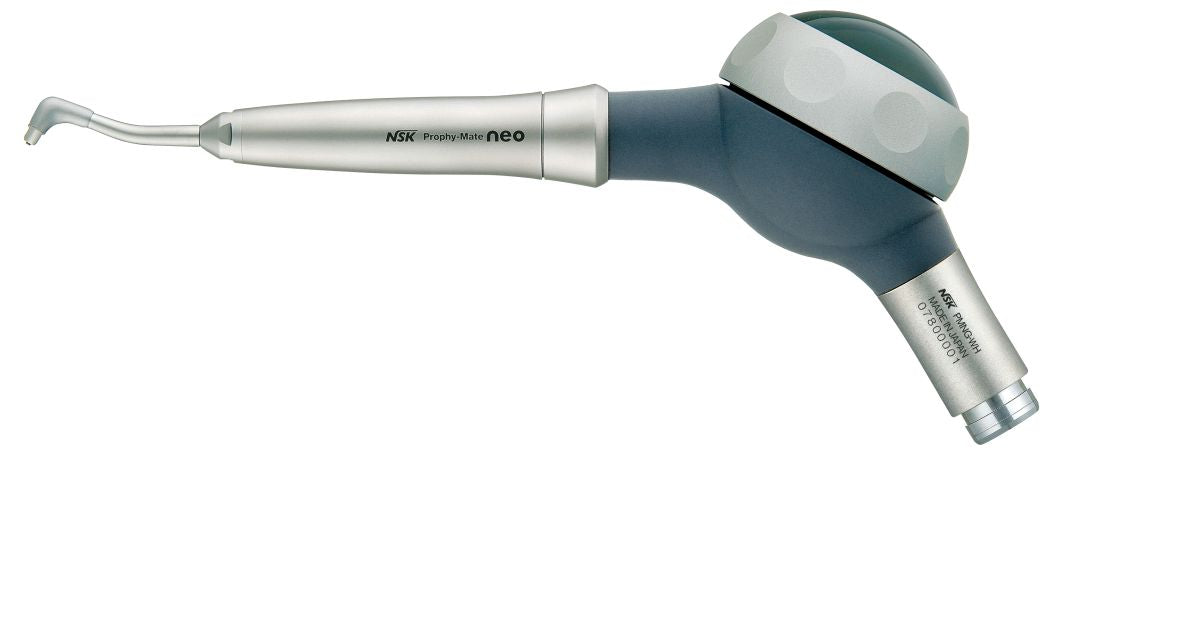 Pulverstrahlgerät Prophy-Mate neo für zahnmedizinische Prophylaxe auf weißem Hintergrund.