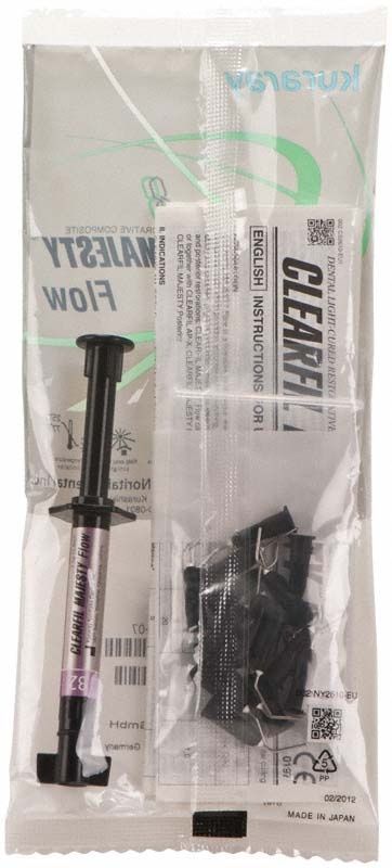 Transparente Verpackung mit Clearfil Majesty Flow Spritze B2 und Zubehör.