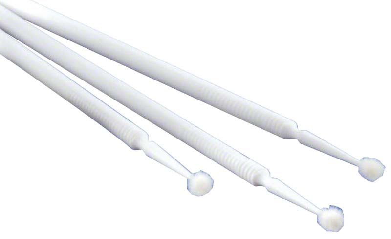 Drei weiße Smartbrush-Applikatoren für dentale Anwendungen.