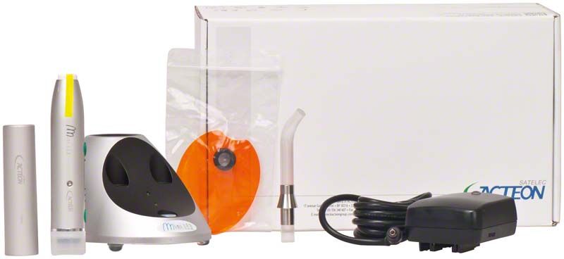 Mini LED™ Standard mit Ladegerät und Zubehör auf weißem Hintergrund