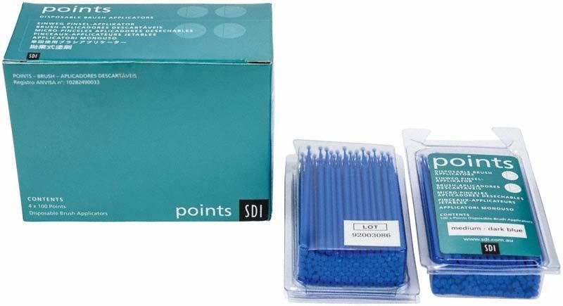 Dunkelblaue Einweg-Pinselapplikatoren in Verpackung für dentalen Einsatz.