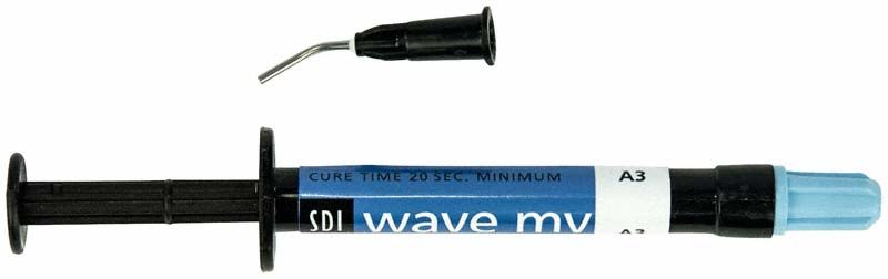 Wave MV Spritze A3 mit aufgesetzter Kanüle und blauem Deckel.