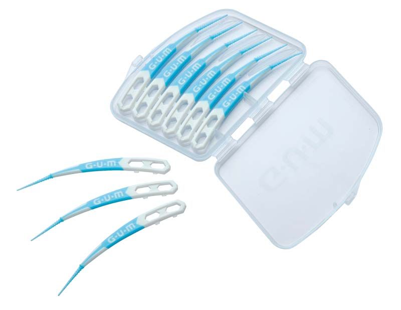 GUM® SOFT-PICKS® Advanced Interdentalreiniger in offenem Reise-Etui mit drei Picks daneben.