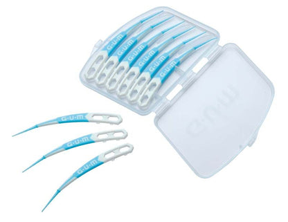 GUM® SOFT-PICKS® Advanced Interdentalreiniger in offenem Reise-Etui mit drei Picks daneben.