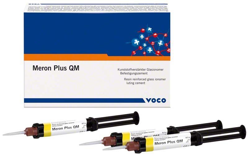 Meron Plus QM Glasionomerzement in drei QuickMix Spritzen vor Verpackung.