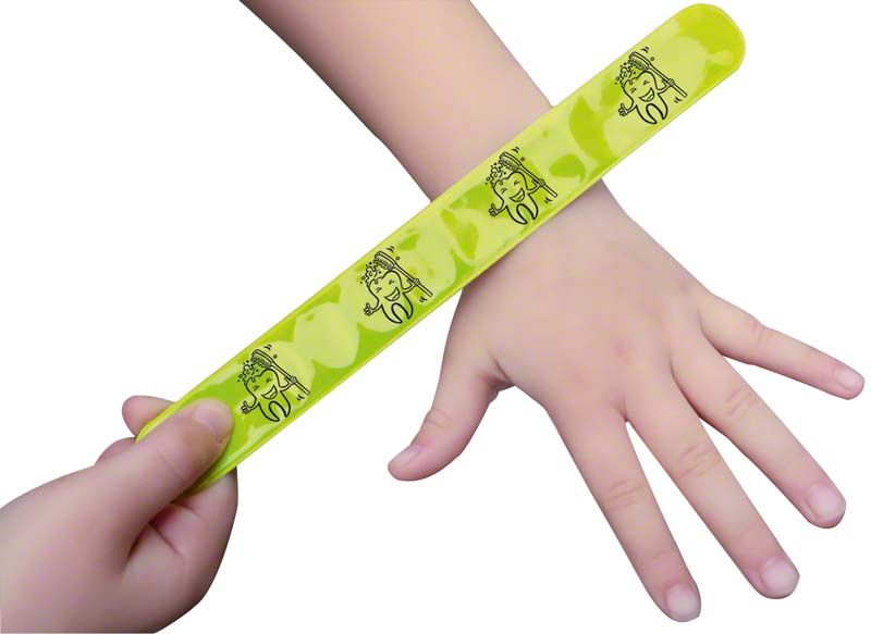 Miratoi® Nr. 19 Schnapp-Armband in gelber Farbe um ein Handgelenk.