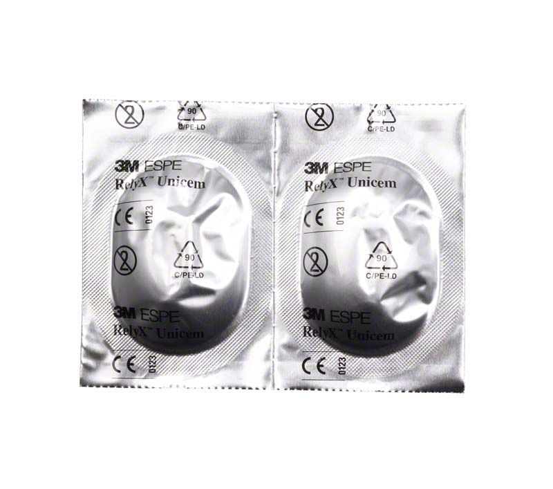 Zwei versiegelte Kapseln des 3M™ RelyX™ Unicem Befestigungszements.