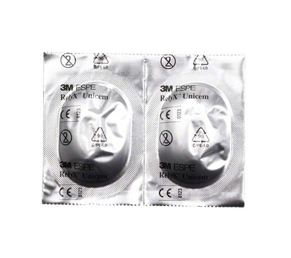 Zwei versiegelte Kapseln des 3M™ RelyX™ Unicem Befestigungszements.