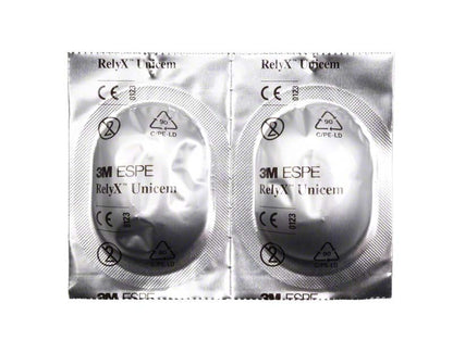 Zwei RelyX™ Unicem Maxicap Kapseln in silberner Folienverpackung.