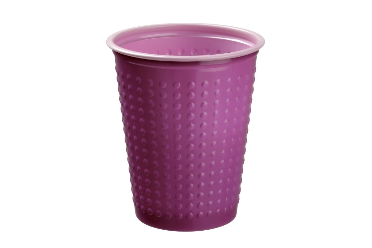 Bicolor STYLE Becher in Fuchsia-Rosa mit Noppenstruktur, Nahaufnahme.