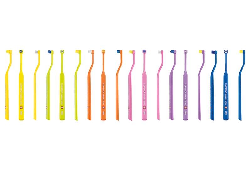 CURAPROX CS 708 Zahnbürsten in verschiedenen Farben mit kleinem Bürstenkopf.