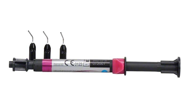 BEAUTIFIL Flow Plus X F00 A1 Spritze mit drei Applikationsspitzen auf weißem Hintergrund.