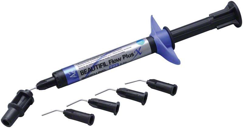 Injizierbares Hybridkomposit BEAUTIFIL Flow Plus X F03 SA0.5 mit Applikationsaufsätzen.