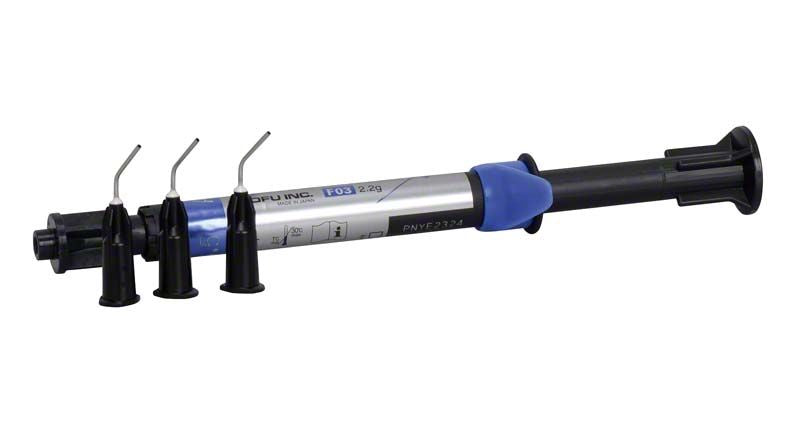 Injektionsspritze BEAUTIFIL Flow Plus X F03 A3.5 mit vier Applikationskanülen.