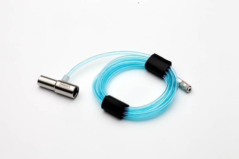 Mikro-Pulverstrahlgerät DENTO-PREP™ Konnektor S mit blauer Schlauchleitung.