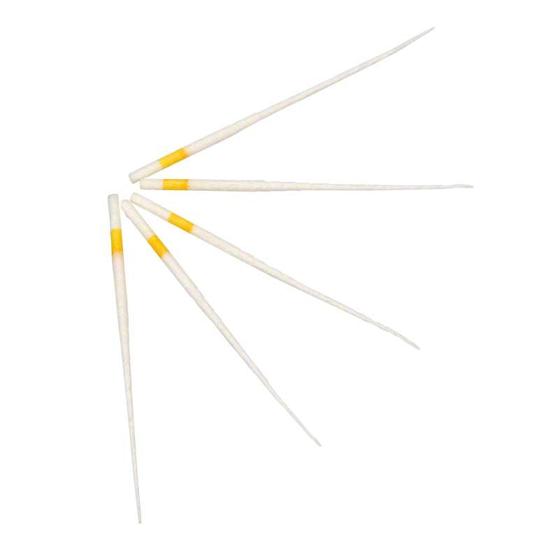 Fünf farbcodierte HyFlex™ EDM Papierspitzen zur Wurzelkanaltrocknung.