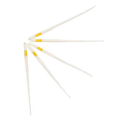 Fünf farbcodierte HyFlex™ EDM Papierspitzen zur Wurzelkanaltrocknung.