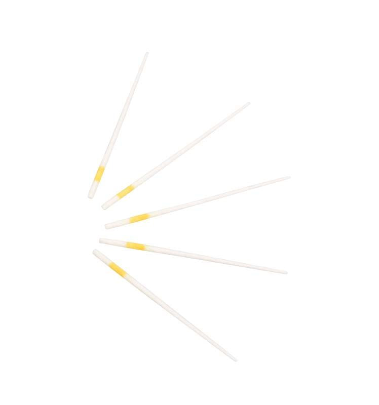 Farbcodierte Papierspitzen mit gelber Markierung zur Wurzelkanaltrocknung.