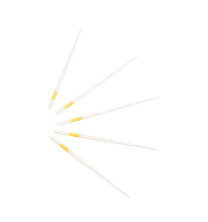 Farbcodierte Papierspitzen mit gelber Markierung zur Wurzelkanaltrocknung.