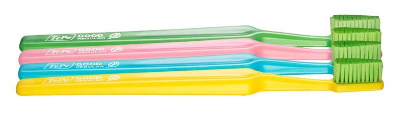 Vier farbige TePe GOOD™ Zahnbürsten Regular Soft aus Biokunststoff.