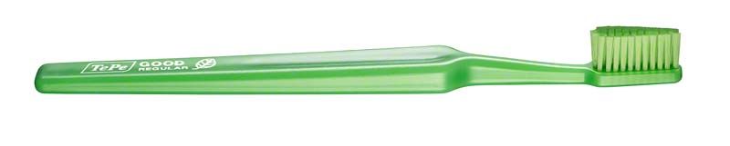 Grüne TePe GOOD™ Zahnbürste Regular Soft aus Biokunststoff mit weichen Borsten.