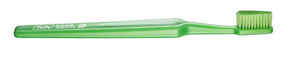 Grüne TePe GOOD™ Zahnbürste Regular Soft aus Biokunststoff mit weichen Borsten.