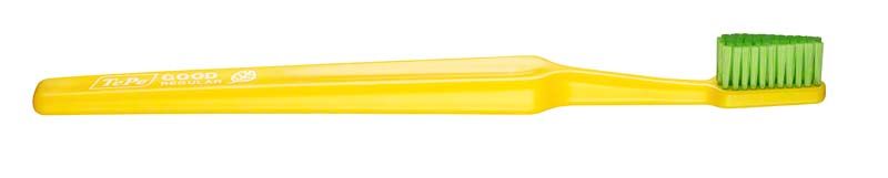 Gelbe TePe GOOD™ Zahnbürste Regular Soft mit grünem Bürstenkopf aus Biokunststoff.