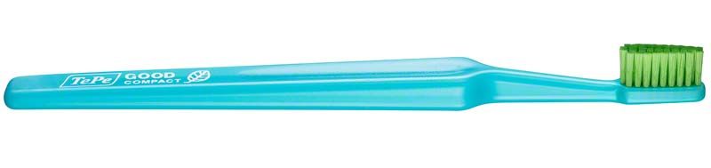 TePe GOOD™ Zahnbürste Compact Soft in Türkis mit grünem Bürstenkopf.