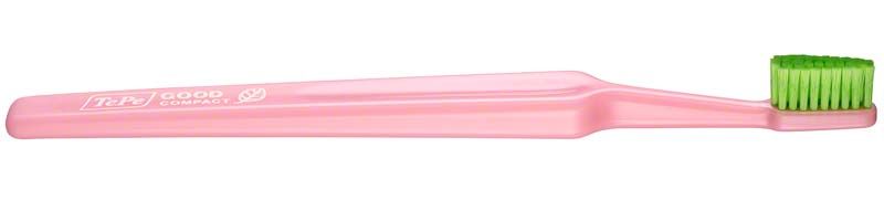 Rosa TePe GOOD™ Zahnbürste Compact Soft mit grünem Bürstenkopf.