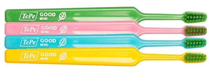 Vier bunte TePe GOOD™ Zahnbürsten Mini Extra Soft aus Biokunststoff.