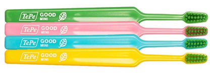 Vier bunte TePe GOOD™ Zahnbürsten Mini Extra Soft aus Biokunststoff.