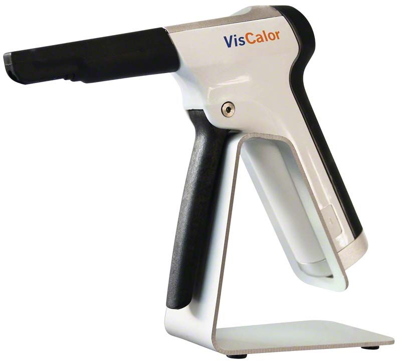 VisCalor® Dispenser in weiß-schwarzem Design auf Ständer.