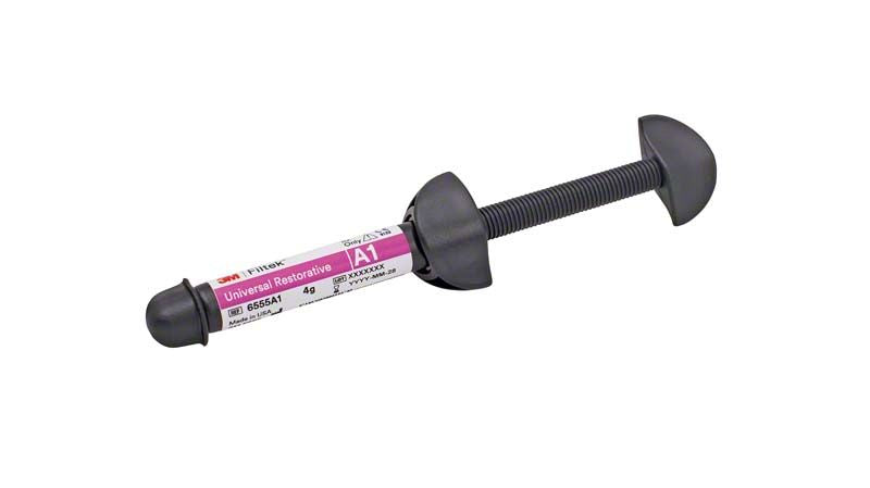 Filtek™ Universal Restorative Spritze A1 mit Etikett und Dosierspitze.
