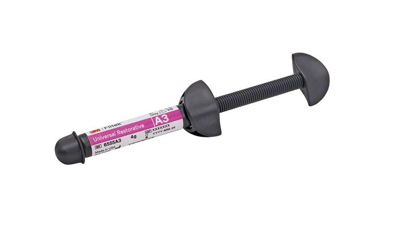 Filtek™ Universal Restorative Spritze A3 mit Etikett auf weißem Hintergrund