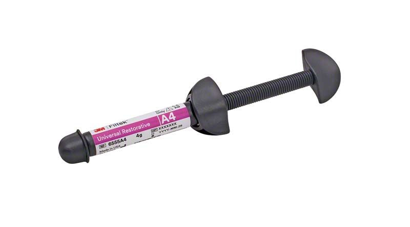 Filtek™ Universal Restorative Spritze A4 in schwarzer Kunststoffhalterung.