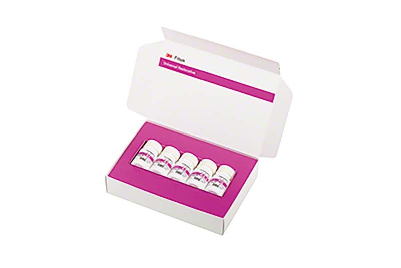 Filtek™ Universal Restorative Essentials Kit mit Kapseln in offener Verpackung.